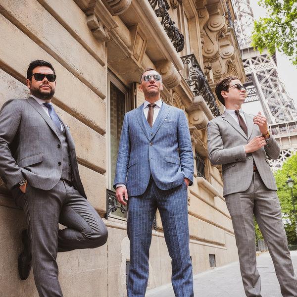 Groupe en costumes gris, bleu et taupe dans Paris